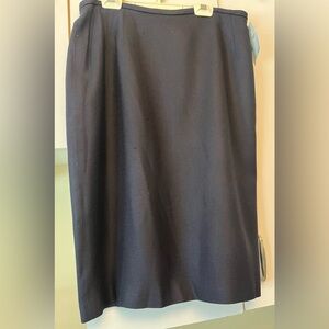 Liz Claiborne Classic dark navy blue size 12 
Pencil Skirt
Gorgeous woven fabric